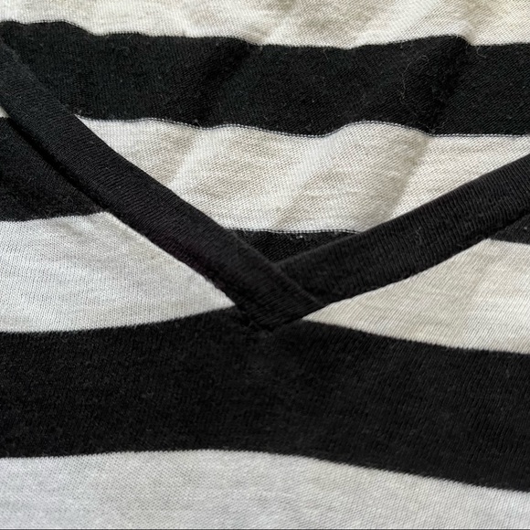 [🔥2 for $30 🔥] Club Monaco Black & White Striped V-Neck Tee. Women’s size S. - Picture 5 of 8